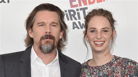 maya hawke relationships|Inside Ethan Hawkes Relationship With Daughter。